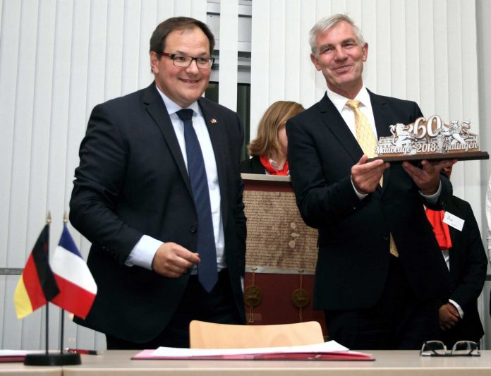 39_RA_Präsent-Städtepartnerschaft-Maubeuge Ratingens Bürgermeister Klaus Pesch (rechts) mit dem Jubiläums-Geschenk, das er am Festabend aus den Händen seines französischen Amtskollegen Arnaud Decagny erhalten hat. Foto: Stadt Ratingen