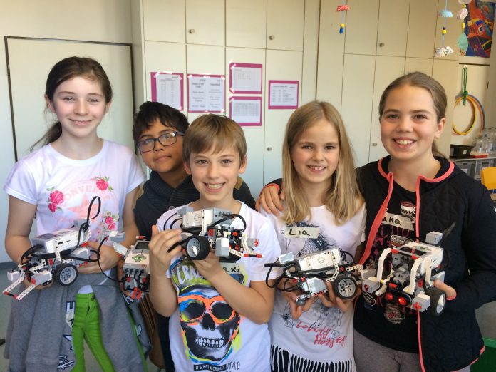 43_WUE_Spaß mit Robo Hatten Spaß beim Roboter-Programmier-Workshop des zdi-Netzwerks Kreis Mettmann: (v.l.) Anna, Johannes, Maximilian, Lia und Luna mit den LEGO Robotern.