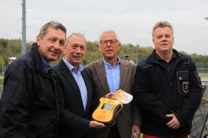 Spende Lions Defi Sportamtsleiter Dietmar Ruda, Lions-Club-Präsident Dieter Dersch, Heinz Puls von den Lions und Rettungsassistent Frank Funke-Kaiser bei der Übergabe des Defibrillators. Foto: Sabine Drasnin