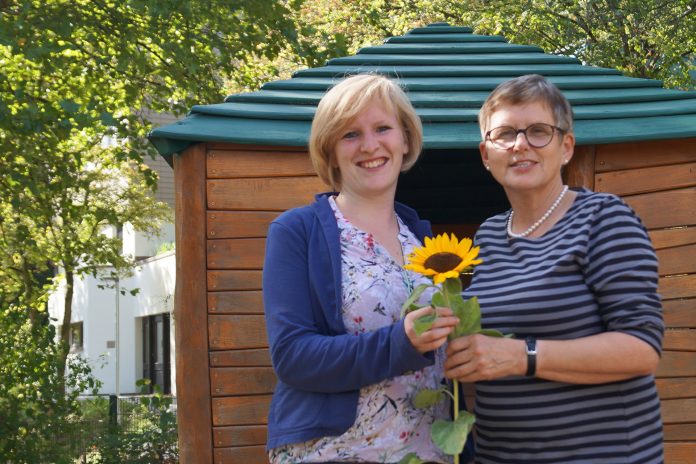 Kita Mary Ward Eine Sonnenblume zum Abschied - Heidi Rümenapp hat die Leitung der Kita Mary Ward an Svenja Neumann übergeben. Foto: privat