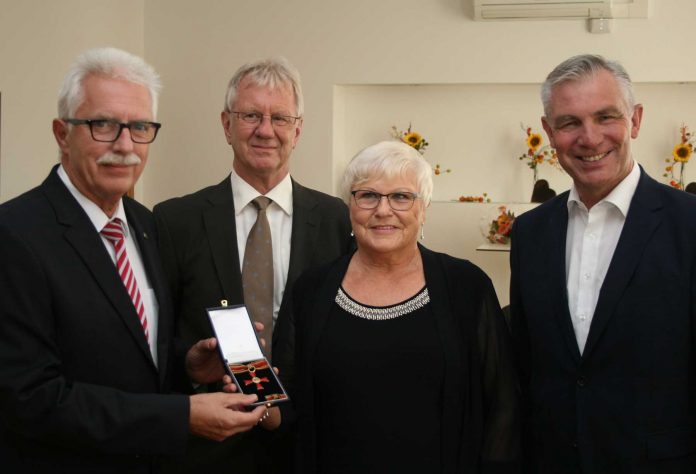 RA_Verdienstorden-w Landrat Thomas Hendele (li) und Bürgermeister Klasu Pesch (re) mit dem Ehepaar Rodenbeck. Foto: Stadt Ratingen
