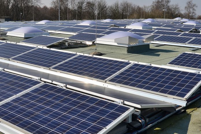 Solar_Photovoltaik Die Stadtwerke unterstützen Eigenheimbesitzer bei Aufbau und Unterhaltung von Photovoltaikanlagen. Symbolfoto: Mathias Kehren