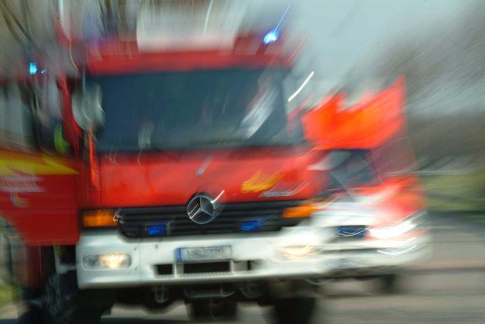 feuerwehreinsatz1-w In Ratingen war die Feuerwehr am Samstagmittag wegen ausgelaufenen Fahrzeugöls rund vier Stunden im Einsatz. Foto: Feuerwehr (Symbolbild)