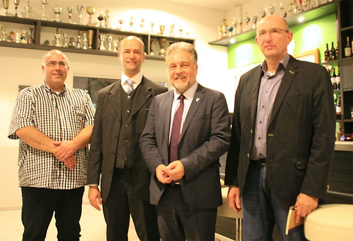 46_ME_Bürgerverein Metzkausen Bürgermeister (v.l.) Fachbereichsleiter Marko Sucic, Bürgervereinsvorsitzender Gregor Neumann, Bürgermeister Thomas Dinkelmann und Fachbereichsleiter Kurt Werner Geschorec. (Foto: Kreisstadt Mettmann)
