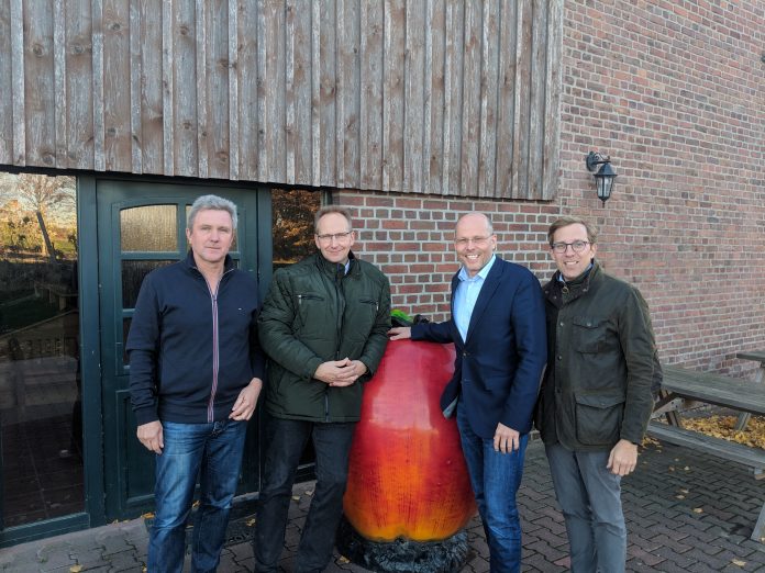 47_RA_Kreisbauernschaft auf Brachter Hof Ratingen Peter Beyer MdB mit Alfons Hülskemper, Johannes Paas und Martin Dahlmann auf dem Brachter Hof in Ratingen-Homberg. Foto: Peter Beyer MdB