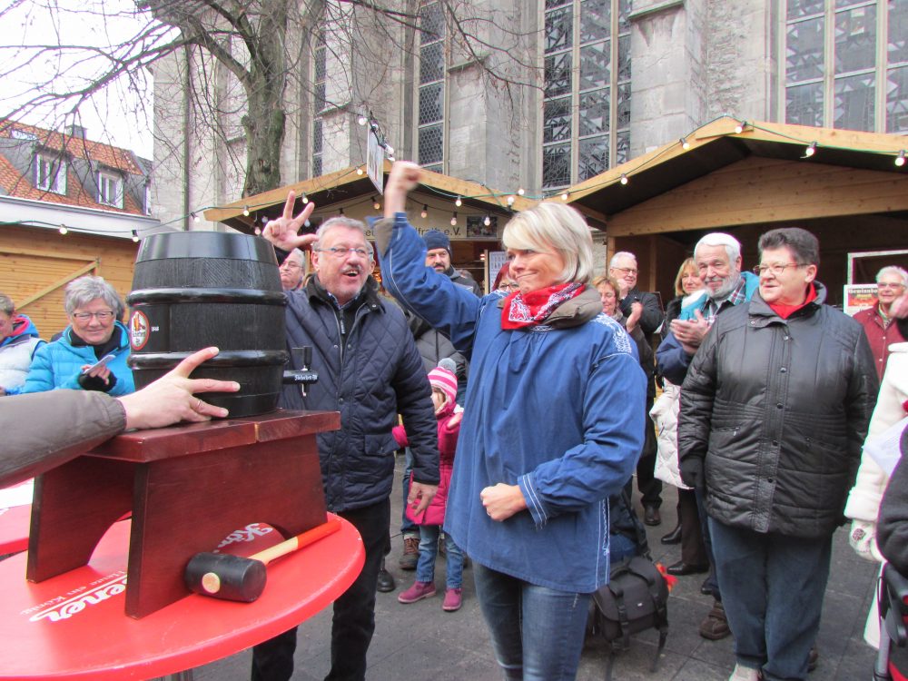 Zur Eröffnung des Herzog-Wilhelm-Marktes gibt es Freibier. Hier Bürgermeisterin Panke beim Fassanstich. Foto: Hans-Joachim Kling