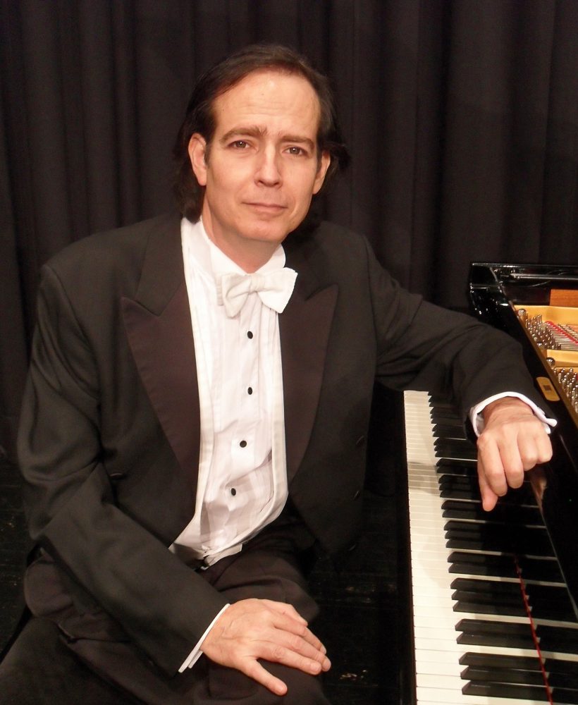 Meisterpianist Menachem Har-Zahav spielt in der Dorfkirche Isenbügel. Foto: Axel Breuer