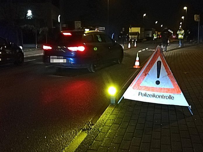 Eine von mehreren polizeilichen Kontrollstellen im Langenfelder Nordosten im Gewerbegebiet an der Carl-Leverkus-Straße. Foto: Polizei Mettmann Eine von mehreren polizeilichen Kontrollstellen im Langenfelder Nordosten im Gewerbegebiet an der Carl-Leverkus-Straße. Foto: Polizei Mettmann