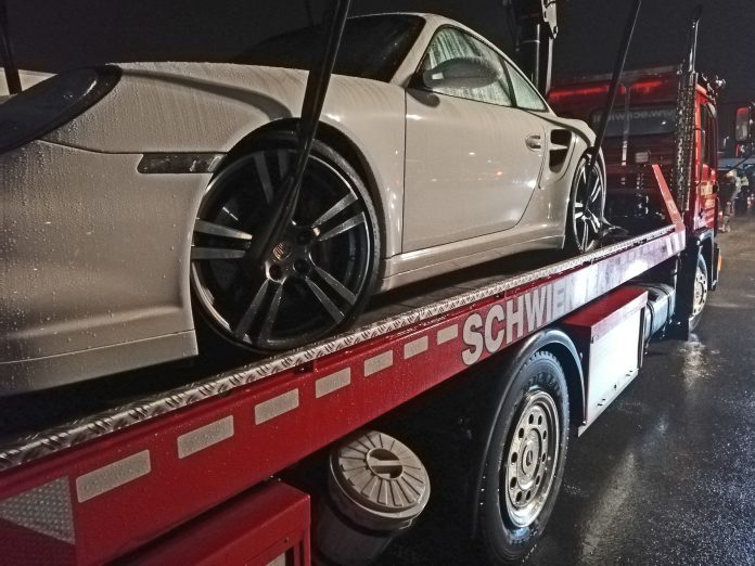 mde Dieser Porsche wurde aus dem Verkehr gezogen, weil diverse nicht zugelassene technische Veränderungen eine Weiterfahrt nicht erlaubten. Foto: Polizei Mettmann