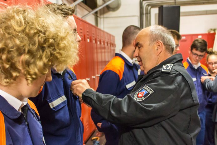 2018-12-07007Jahresabschluss Der stv. Leiter der Feuerwehr Heiligenhaus, Jörg Brunnöhler, verleiht die Jugendflamme 1 an die Angehörigen der Jugendfeuerwehr Foto: Feuerwehr Heiligenhaus