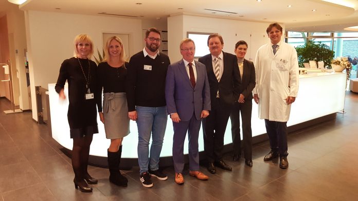 49_ME_EVK Pflegebevollmächtigter Staatssekretär Andreas Westerfellhaus (mittig), Pflegebevollmächtigter der Bundesregierung, folgte der Einladung in das EVK Mettmann. Foto: EVK Mettmann
