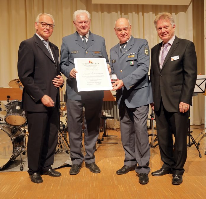 Pšakettenverleihung 2018 Baas Georg Hoberg (l.) und Vizebaas Edgar Dullni (r.) überreichten im Beisein des THW-Landesbeauftragten Hans Ingo Schliwienski die Urkunde und Dumeklemmerplakette an Gerhard Gärtner vom THW-Ortsverband Ratingen (2.v.r.) Foto: Ratinger Jonges
