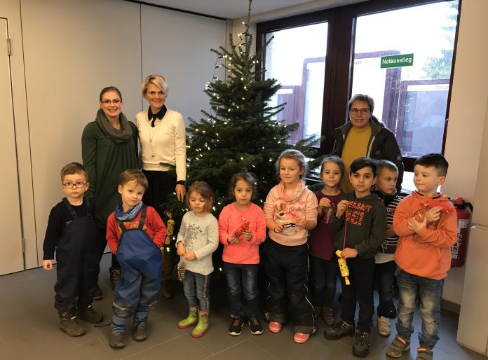 49_WUE_Weihnachtsbaum Kinder (v.l.) Jacqueline Fahl, Bürgermeisterin Dr. Claudia Panke und Ilona Schramke mit Kindergartenkindern der Kita Wilhelmstraße (Stadtspatzen). Foto: Stadt Wülfrath