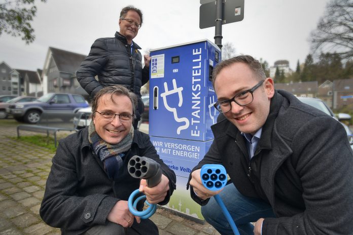 E-Ladesaeule_Stadtwerke Stadtwerke-Vertriebschef Bert Gruber und Jens Baum (r.) vom Produktbereich E-Mobilität mit Frank Richter (v.l.) bei der Inbetriebnahme der öffentlichen Ladesäule. Foto: Mathias Kehren *** Local Caption *** MK8_0374
