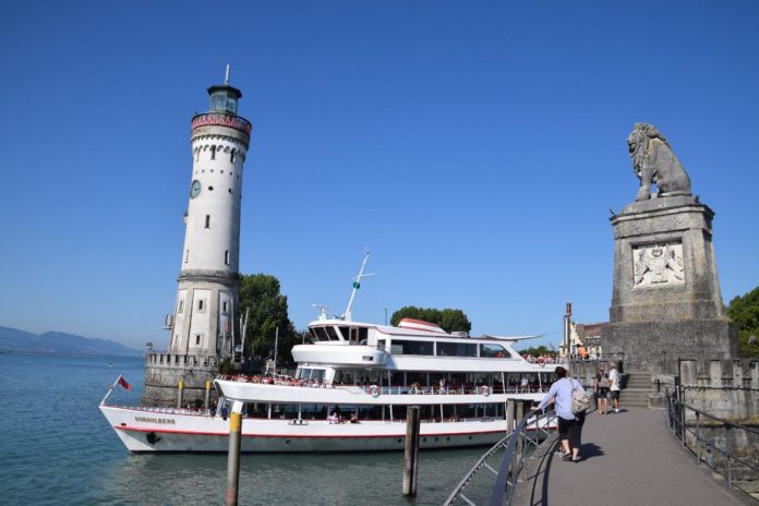 K1024_Lindau Hafen Lindau Hafen: Die Einfahrt zum Hafen von Lindau wird eingefasst vom neuen Leuchtturm auf der Westseite und vom Bayrischen Löwen auf der Ostseite