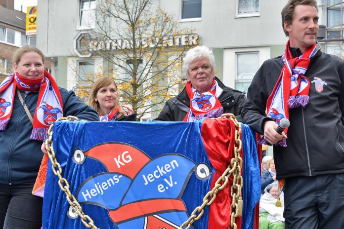 MK8_9600 Daniel Tüch (rechts) hat den Vorsitz bei den Heljens-Jecken übernommen, hier im Bild mit der ersten Schatzmeisterin Heike Kulow, Schriftführerin Nathalie Schneider und der zweiten Schatzmeisterin Carina Kulow (v.r.) beim Hoppediz-Erwachen. Foto: Mathias Kehren