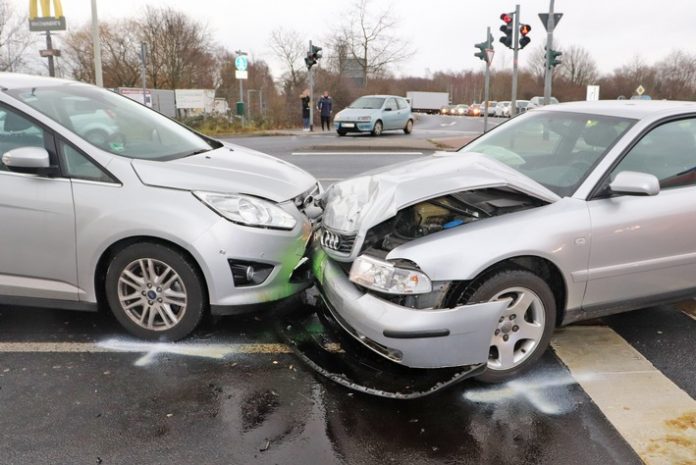 01_Kreis ME_hoher-sachschaden-und-ein-leicht-verletzter-polizeibeamter-nach-unfall-mit-dienstfahrzeug-hil Unfallgeschehen in Hilden: Der Audi kollidierte nach dem Zusammenstoß mit dem Einsatzwagen der Polizei mit einem weiteren Fahrzeug. Foto: Kreispolizeibehörde Mettmann