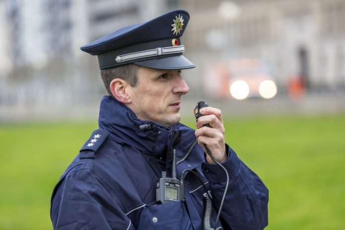 Ratinger flüchtet vor Polizeikontrolle Am Sonntagabend stellten Beamte bei einem zuvor aus einer Polizeikontrolle geflüchteten Autofahrer unerlaubte Betäubungsmittel und eine Waffe sicher. Foto: Symbolbild (Jochen Tack)