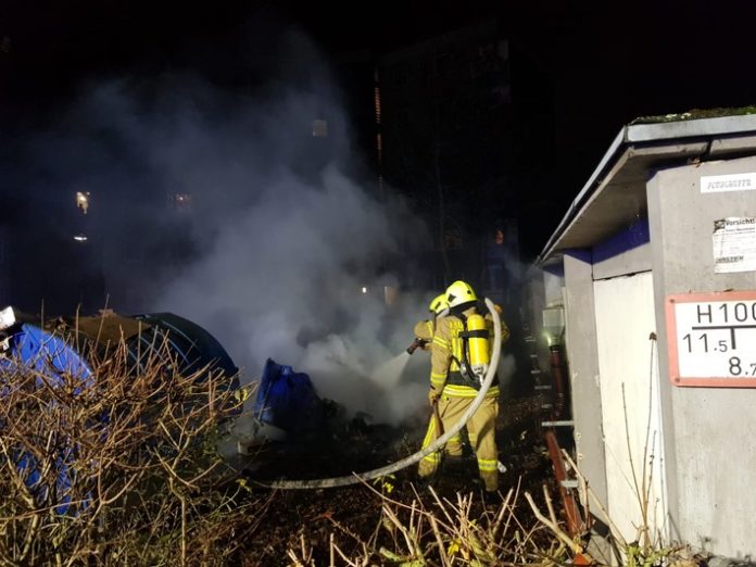 01_RA_bilanz-der-silvesternacht-aus-sicht-der-feuerwehr-ratingen Die Silvesternacht verlief aus Sicht der Feuerwehr unruhig: Mehrere Müllcontainerbrände forderten die Einsatzkräfte. Foto: Feuerwehr Ratingen