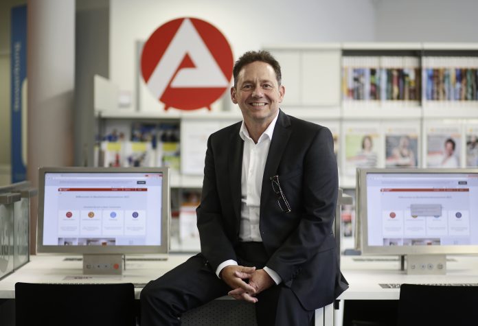02_Kreis ME_Karl_Tymister Karl Tymister, Chef der Agentur für Arbeit Mettmann, erklärt die für den Monat Dezember 2018 ungewöhnliche Entwicklung der Arbeitslosenquote. Foto: Arbeitsagentur