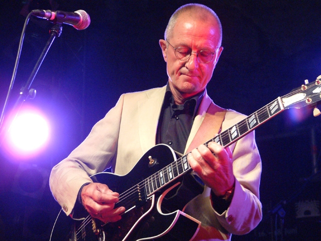 Er trat bei zahlreichen nationalen und internationalen Jazzfestivals auf: Gitarrist Ali Claudi. Foto: Privat