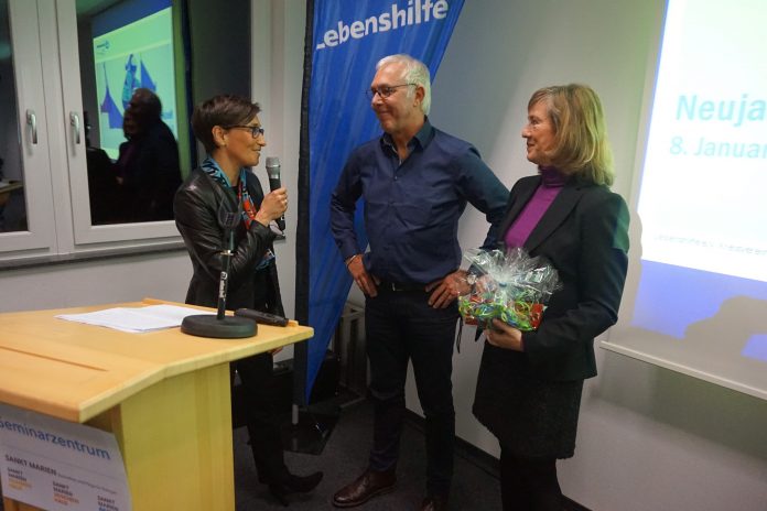 02_ME_Lebenshilfe Verabschiedung von Jakob Dreesmann als Leiter der Lebenshilfe-Sportgruppe. (v.l.) Nicole Dünchheim, Jakob Dreesmann und Elke Klingbeil. Foto: Lebenshilfe