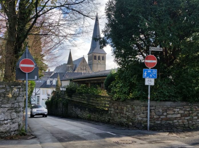 02_ME_Oberstadt Januar 2019 Von der Beckershoffstraße/Kreuzstraße aus dürfen Radfahrer entgegen der Einbahnstraße über die Oberstraße bis zur Düsseldorfer Straße/Adlerstraße fahren. Foto: Kreisstadt Mettmann