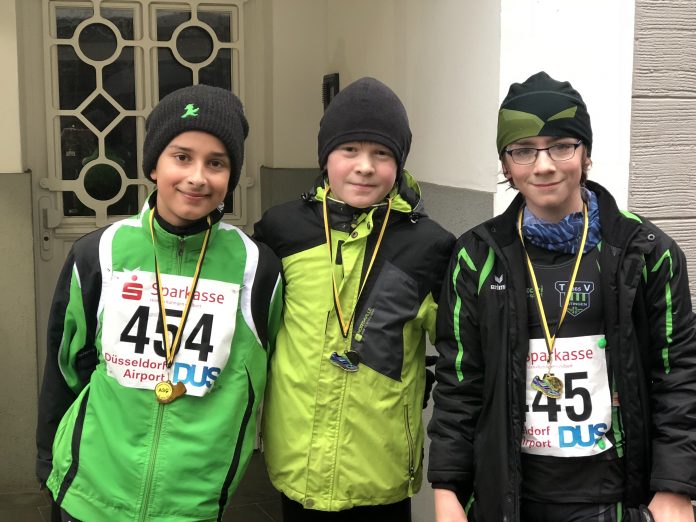 02_RA_TV Ratingen Neujahrslauf Jonah van Thiel, Gesamtsieger des 2,1km-Laufes (m.) mit seinen Vereinskameraden Alexander Männel (l.) und Nikan Tewes. Foto: TV Ratingen