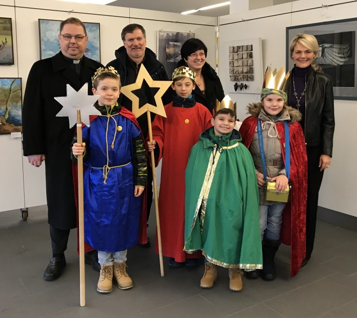 02_WUE_Sternsinger im Rathaus Pfarrer Jürgen Arnolds, Pfarrer Ingolf Kriegsmann, Gemeindereferentin Ulrike Platzhoff und Bürgermeisterin Dr. Claudia Panke mit Dominik, Maxi, Vincenzo und Katharina. Foto: Stadt Wülfrath