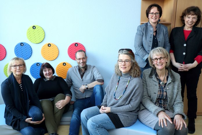 04_RA_Babyschreiambulanz Stellten das neue Behandlungs- und Beratungsangebot „Babyschreiambulanz“ vor (sitzend von links): Elisabeth Weiss (Psychologische Beratungsstelle), Familienhebamme Elke Harder, Dr. med Sören Lutz (Chefarzt Kinder- und Jugendmedizin, Helios Klinik Niederberg), Familienhebamme Christiane Schurr, Lisa Walkembach (Diakonie im Kreis Mettmann) sowie stehend (v.r.) Barbara Sorgnitt und Sabine Klocke (beide Jugendamt Ratingen). Foto: Stadt Ratingen