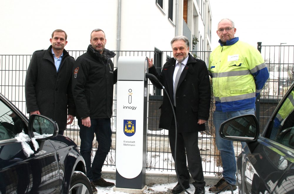 05_ME_innogy_ladestation Thomas Walkiewicz (Westnetz), Frithjof Gerstner (innogy), Bürgermeister Thomas Dinkelmann und Holger Kühn (Westnetz) bei der Inbetriebnahme der neuen Ladesäule am Rathaus. Foto: Kreisstadt Mettmann