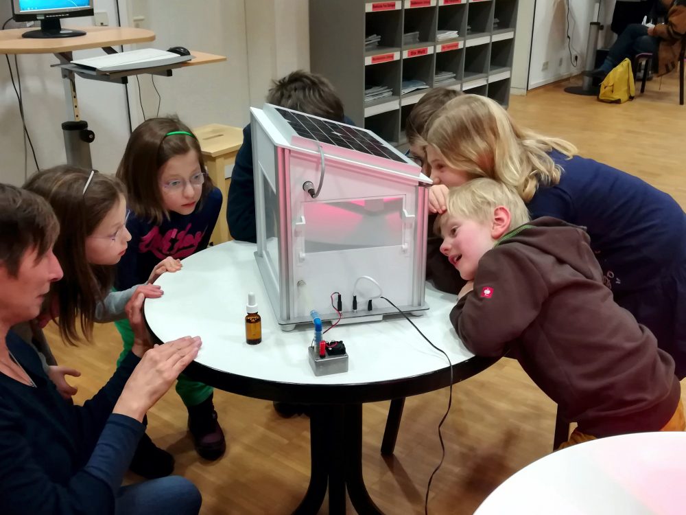 sdr Stoßlüften oder Kipplüften? Die Kinder untersuchen am Modell der Verbraucherzentrale die unterschiedlichen Lüftungsmethoden. Foto: Stadt Ratingen