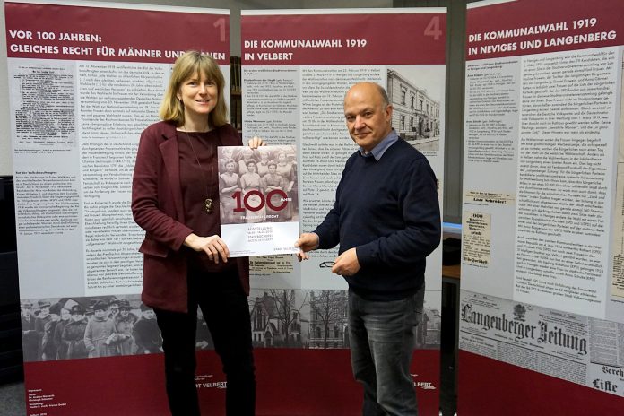 Ausstelung 100 Jahre Frauenwahlrecht_01 Die Gleichstellungsbeauftragte, Sabine Reucher und der Stadtarchivar Christoph Schotten vor einem Teil, der in der Ausstellung zu sehenden Roll-Up-Bannern. Foto: Mathias Kehren