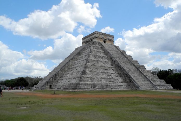 Chichen Itza Pyramide Chichén Itzá mit seinen Ruinenstätten und der großen Pyramide gehört zum Weltkulturerbe. Bei einem Ganztagesausflug von den Touristenorten an der Ostküste Yucatáns kann man hier die Welt der Maya erleben.
