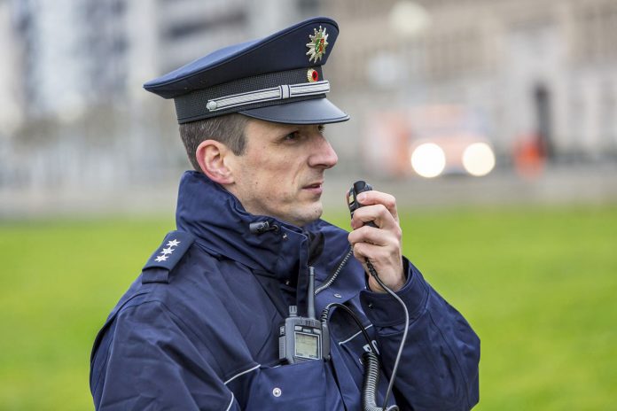 Digitalfunkim Auftrag des MIK NRW, Foto:Jochen Tack Die Polizei bittet in einem aktuellen Fall um Zeugenhinweise. Foto: Symbolbild (Polizei / Jochen Tack)