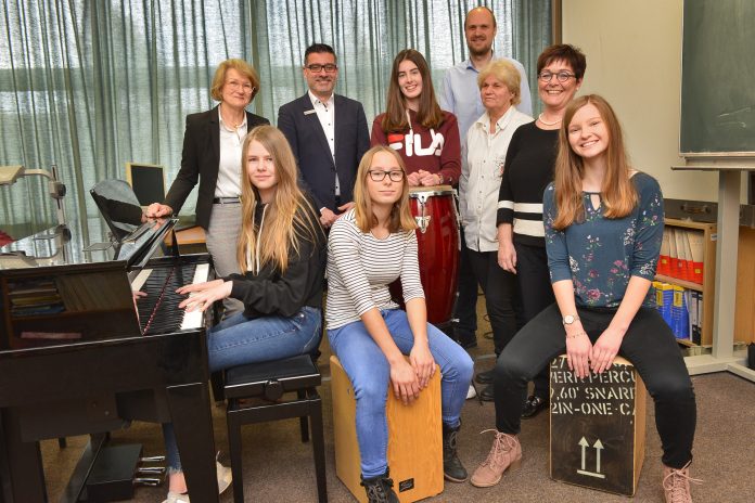 E-Piano_Spende_Sparkasse_GSG_MK8_0952 Einige Schülerinnen der Klasse 9C freuen sich gemeinsam mit der Schulleitung, Vertretern der Lehrerschaft und der Sparkasse HRV über das neue E-Piano. Foto: Mathias Kehren
