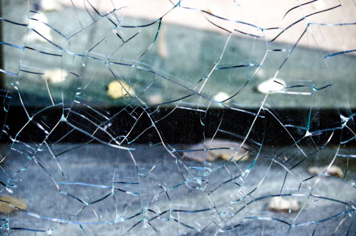Eingeschlagene Scheibe_SYMBOLBILD Am Wochenende haben unbekannte Täter in Langenfeld mehrere Autos beschädigt. Foto: Symbolbild (pixabay)
