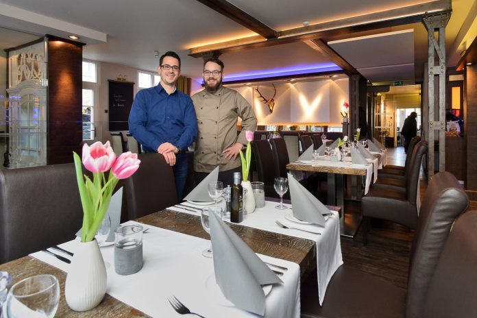 Hirsch_Restaurant_Langenberg_Neueroeffnung Alex Cusati und Patrick Hülsen sind die neuen Chefs im Restaurant Hirsch in Langenberg. Foto: Mathias Kehren
