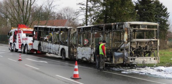 Der Abtransport des ausgebrannten Busses.