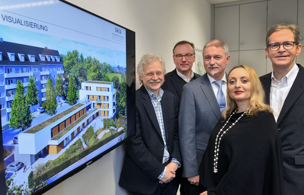 Kita_HeiligenhausMK8_1368_k SKFM-Geschäftsführer Willi Knust, Architekt Raimund Hölscher, Bürgermeister Michale Beck und die Investoren Ioana und Thomas Lemmerholz haben das Neubauprojekt vorgestellt. Foto: Mathias Kehren