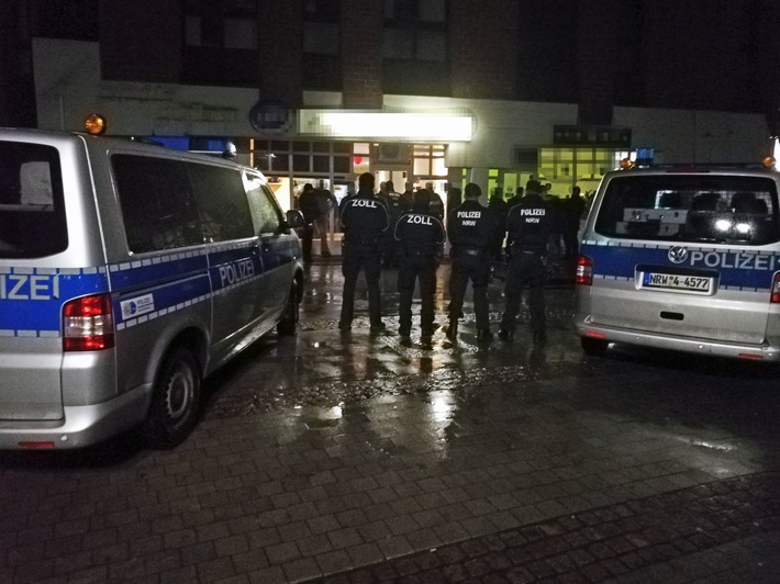 mde Polizei, Zoll und Ordnungsamt haben in einem gemeinsamen Einsatz am Freitag in Erkrath verschiedene Gaststätten kontrolliert. Foto: Polizei