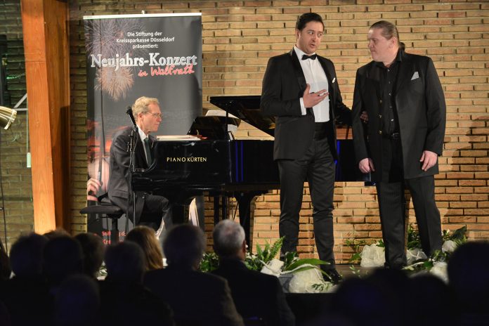 MK8_1032 Bogdan Baciu und Mikhail Agafonov (r.) begleitet von Stephen Harrison beim Neujahrskonzert im Paul-Ludowigs-Haus. Foto: Mathias Kehren