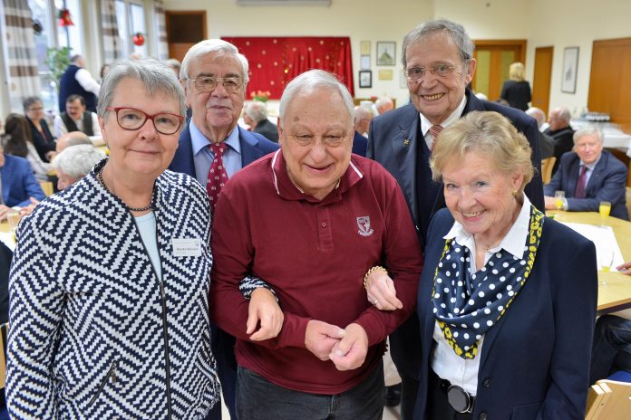 BV_Toenisheide_MK8_1101 Klaus Bock (Mitte) ist seit 60 Jahren Mitglied im Bürgerverein Tönisheide, seine Frau Irmgard (r.) ist 46 Jahre. Mit ihnen freuen sich die Vereinsvorsitzende Monika Hülsiepen, Karl Josef Thiel und Rolf-Werner Buschmann, die mit 55 und 47 Jahren ebenfall beachtlich lange im Verein sind. Foto: Mathias Kehren