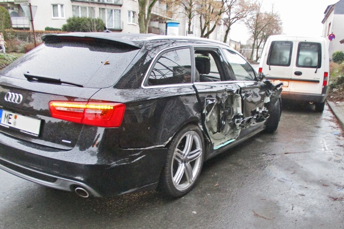 06_Kreis ME_pol-me-kollision-zwischen-kehrmaschine-und-pkw-haan Bei der Kollision zwischen einer Straßenkehrmaschine und einem Auto entstand ein Gesamtsachschaden in Höhe von 28.000 Euro. Foto: Polizei