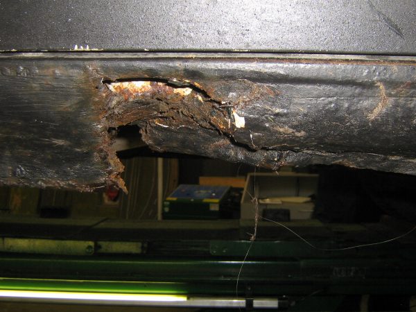 Erhebliche Durchrostungen: Insgesamt wurden an dem Wagen 61 Mängel festgestellt. Foto: Polizei