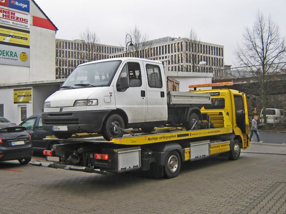 06_RA_Huckepack Auto Der mängelbehaftete Wagen wurde aufgrund seiner Fahruntauglichkeit sofort aus dem Verkehr gezogen. Foto: Polizei