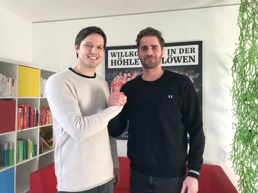 07_RA_Transferhammer Top-Transfer gelungen: Bundesligaspieler Alexander Oelze mit SG-Geschäftsführer Bastian Schlierkamp. Foto: SG Ratingen