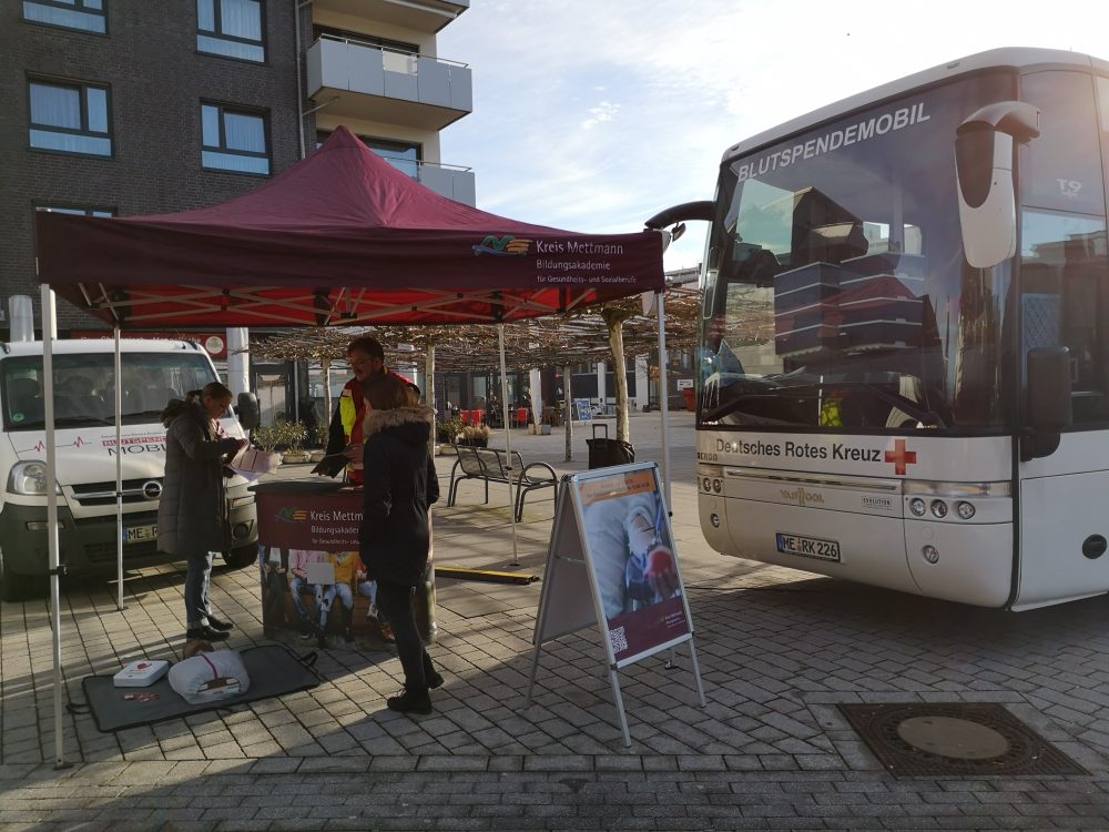 cof 66 Blutspenden sind durch die gemeinsame Aktion der Bildungsakademie des Kreises und des DRK zusammen gekommen. Foto: Kreis Mettmann