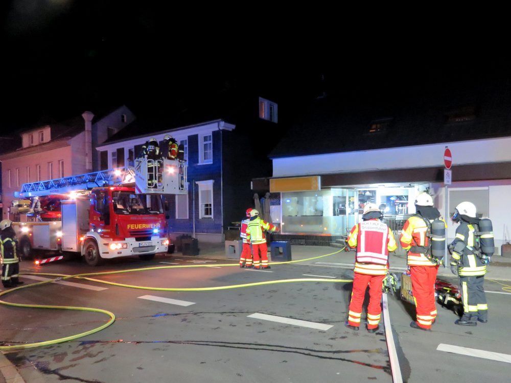2019-02-18022KZWHauptstraße82 Hilden am Sonntagabend: In einer Pizzeria ist es nach Geschäftsschluss zu einem Brand gekommen. Foto: Feuerwehr