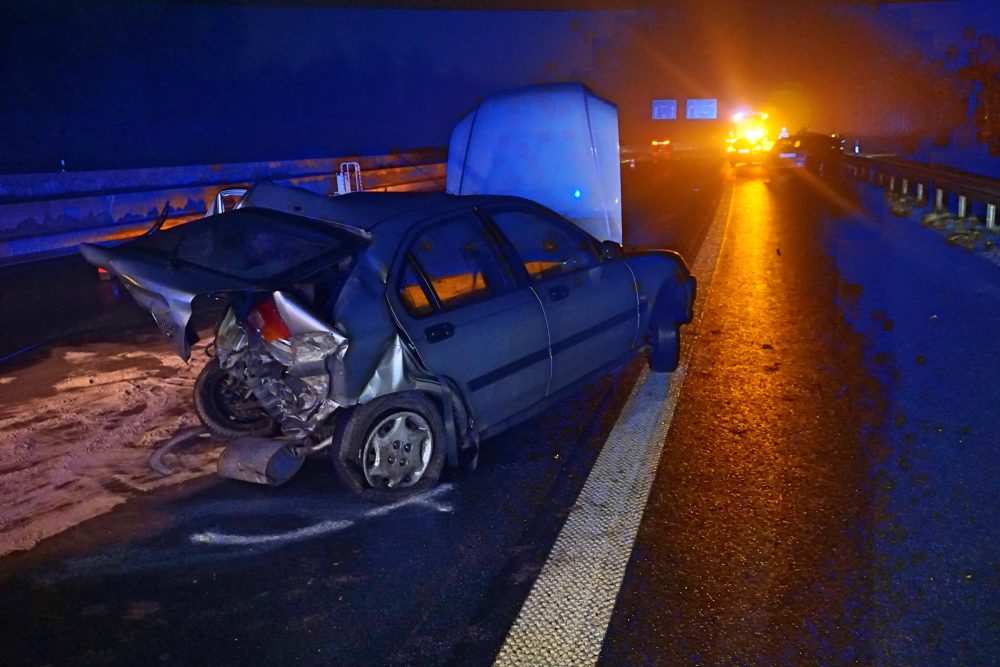 Unfall auf der Autobahn So sah eines der beteiligten Autos nach dem Unfall in dieser Nacht auf der A 52 aus. Foto: Feuerwehr Ratingen